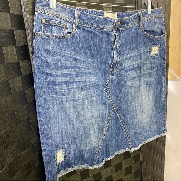 Fashion Bug Size 20 Blue Denim Distressed Mini Skirt Raw Hem Light Wash - Picture 3 of 5